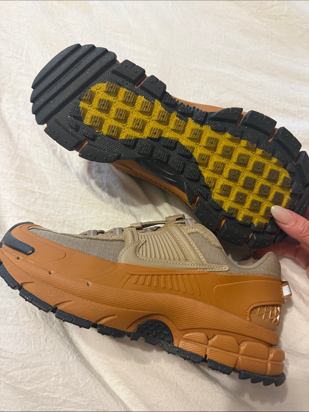 Nike Zoom Vomero Roam in Khaki - Picture 6 of 7